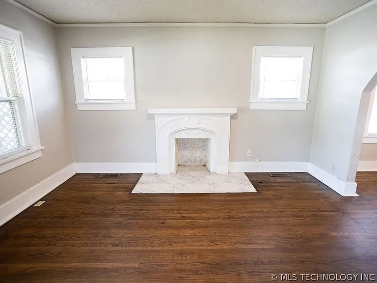 1147 S Florence Ave — Photo 18