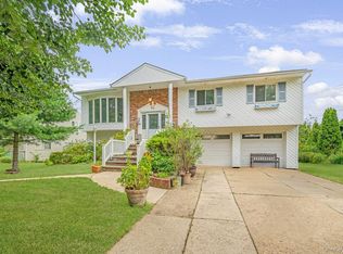 52 North Dr, New Hyde Park, NY