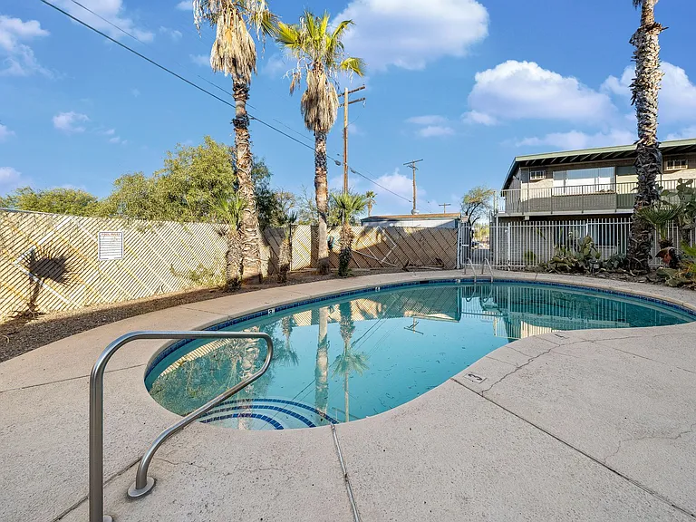 2565 N Park Ave — Photo 11