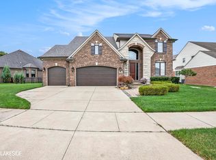 22624 Timbercrest Dr, Macomb, MI 48044