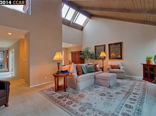 110 Ravenhill Rd, Orinda, CA 94563