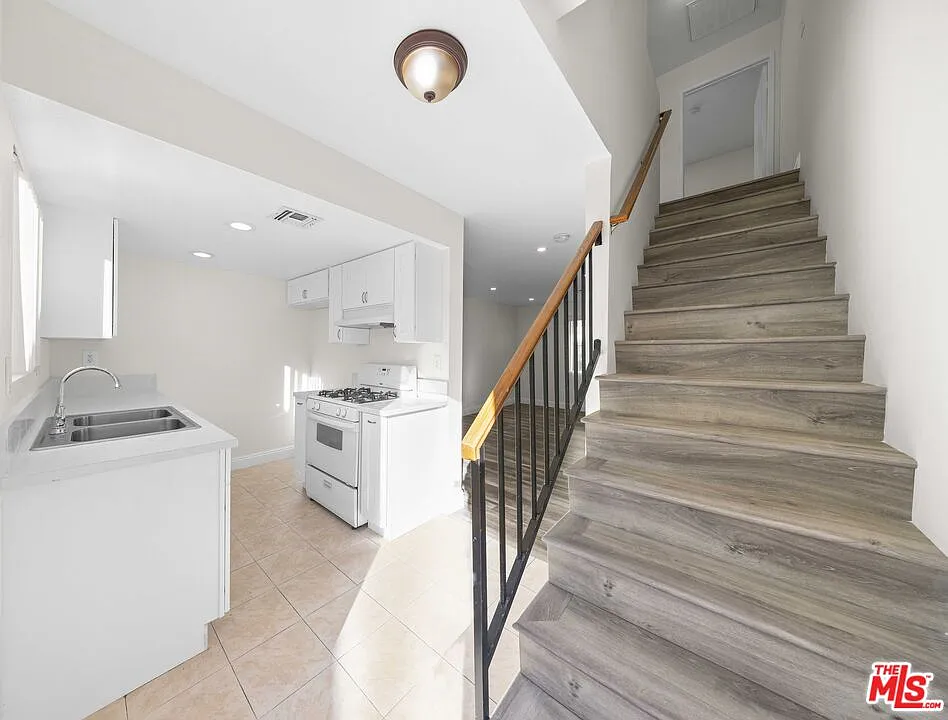 Building Photo - 14112 Delano St #2