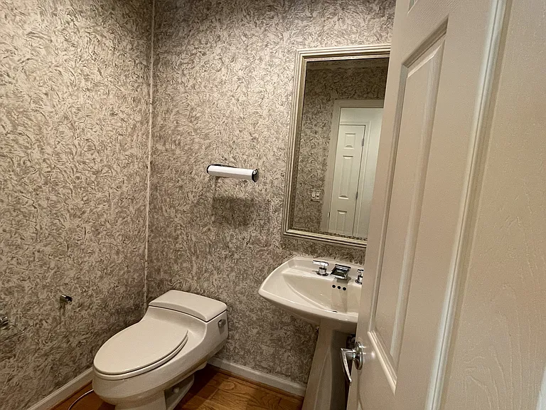 517 Essex Dr — Photo 20