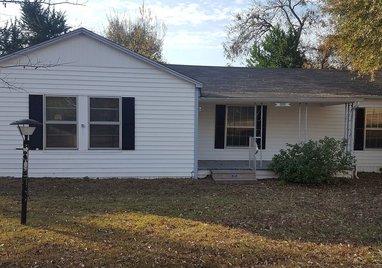 Single-Family Home: 3 bed, 1.5 bath — Photo 1