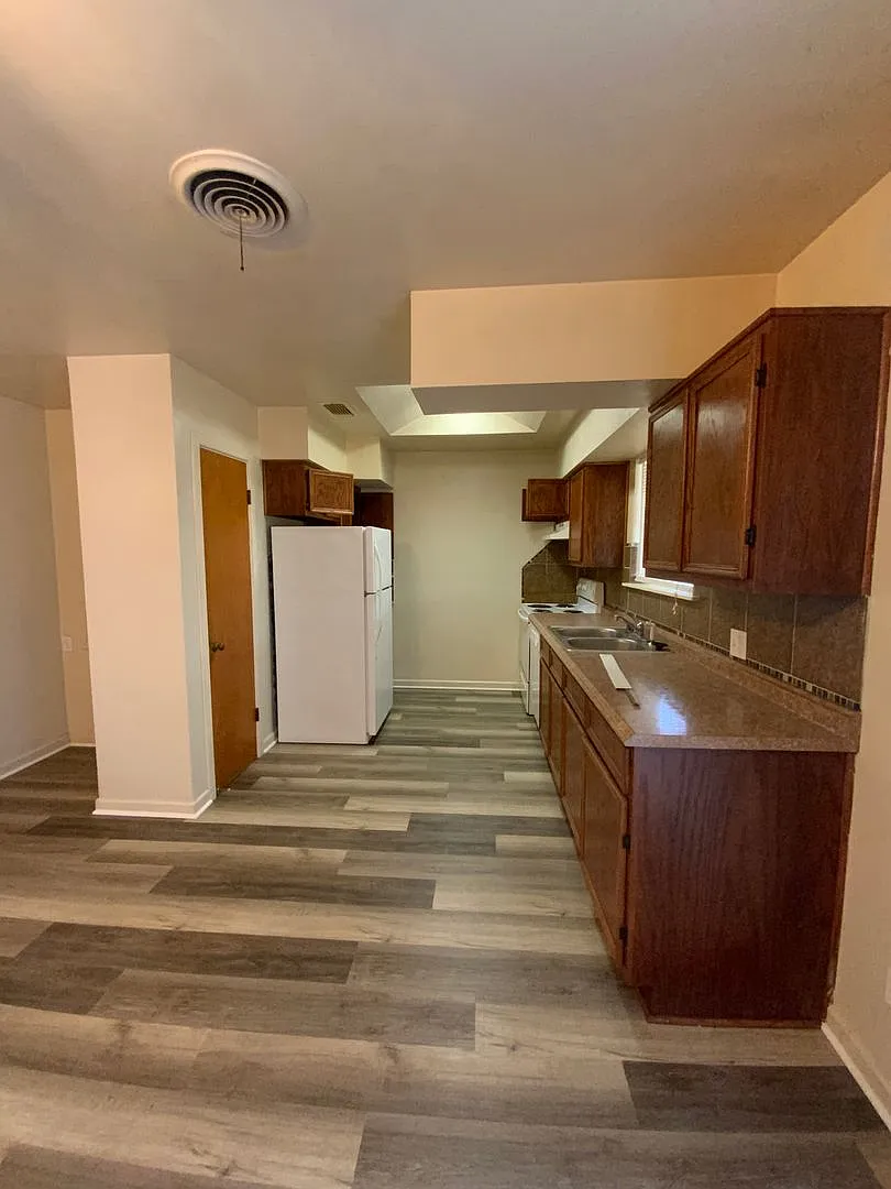 Available for immediate move in! Quaint home with vinyl plank flooring! — Photo 4