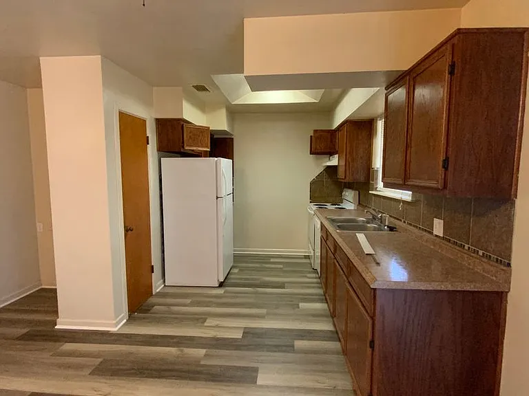 712 Alexander St — Photo 4