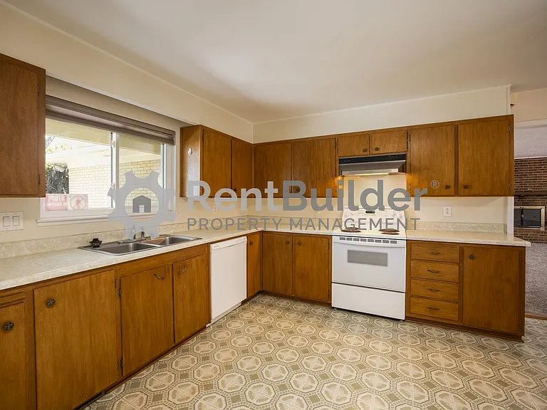 6504 Loftus Ave NE — Photo 11
