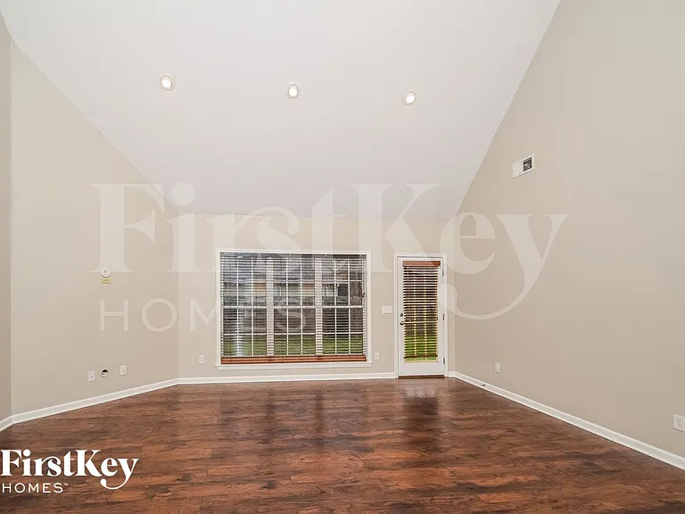 129 Addison Dr — Photo 3