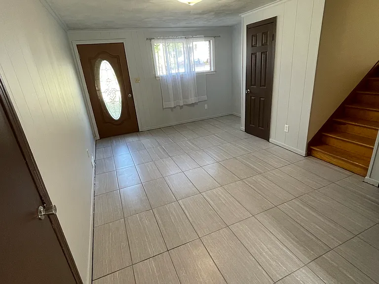 904 Pratt Dr — Photo 2