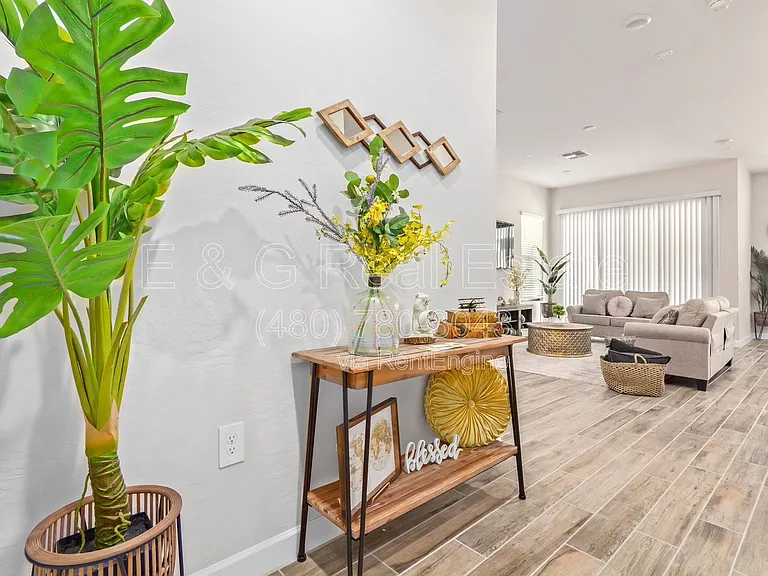 4826 E Helena Dr — Photo 3