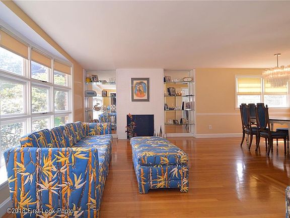 5th image of 160 Sweetbriar Dr