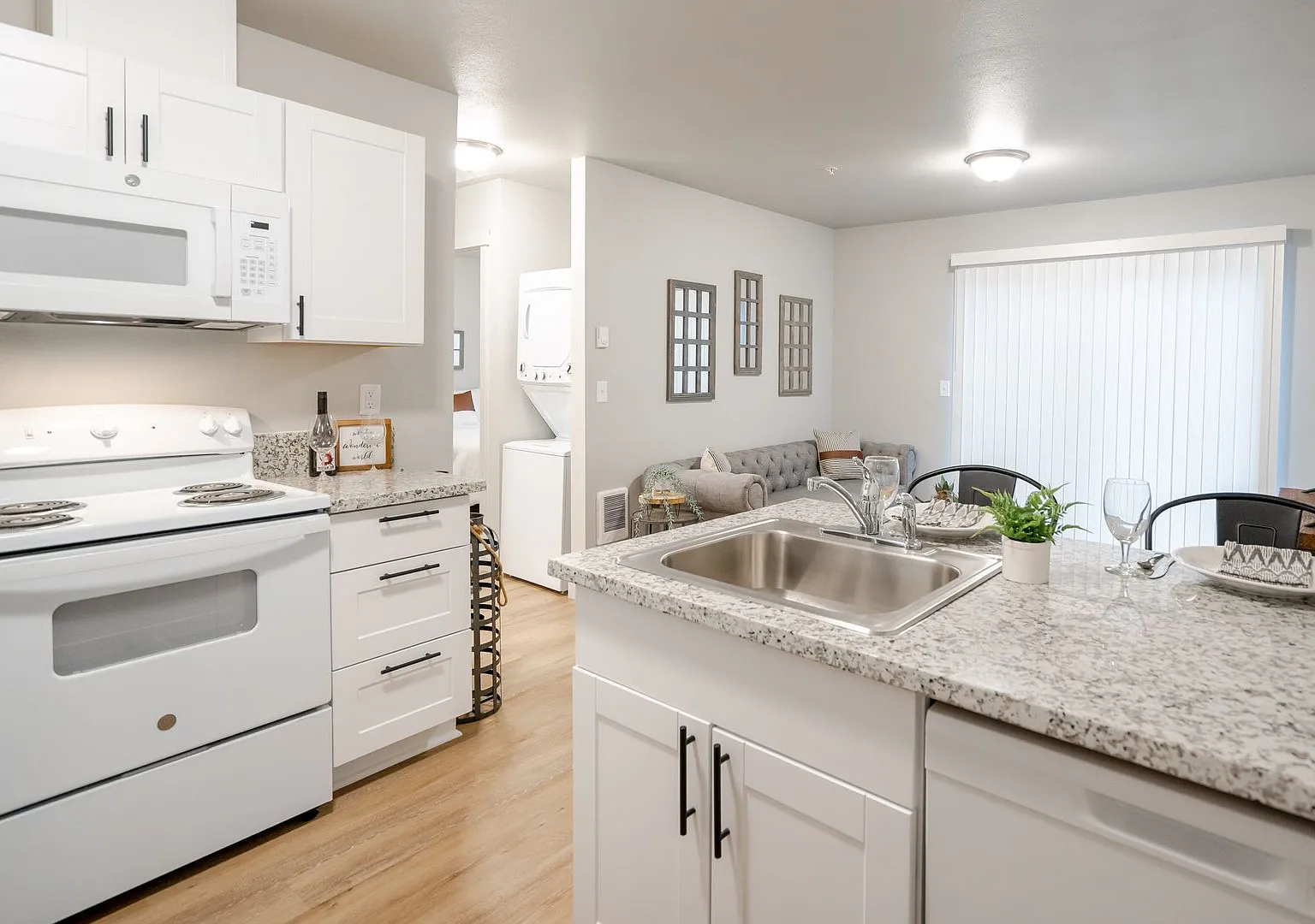 555 N. River Rd. — Photo 4