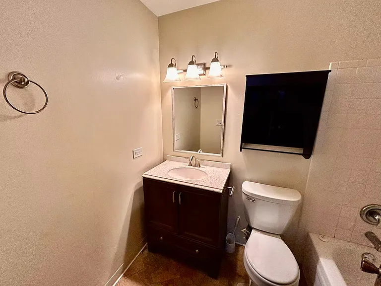 2S701 Winchester Cir E #3 — Photo 8