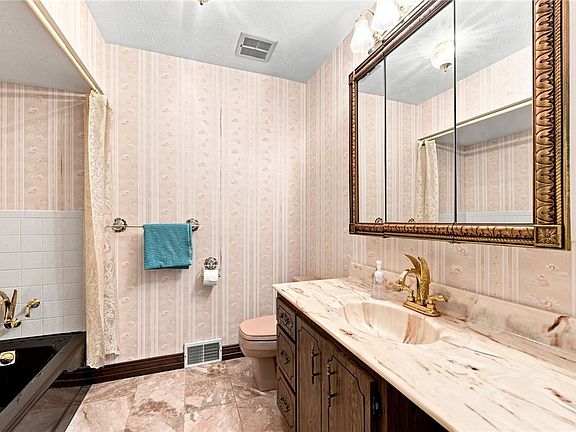 5th image of 380 Helen Ave