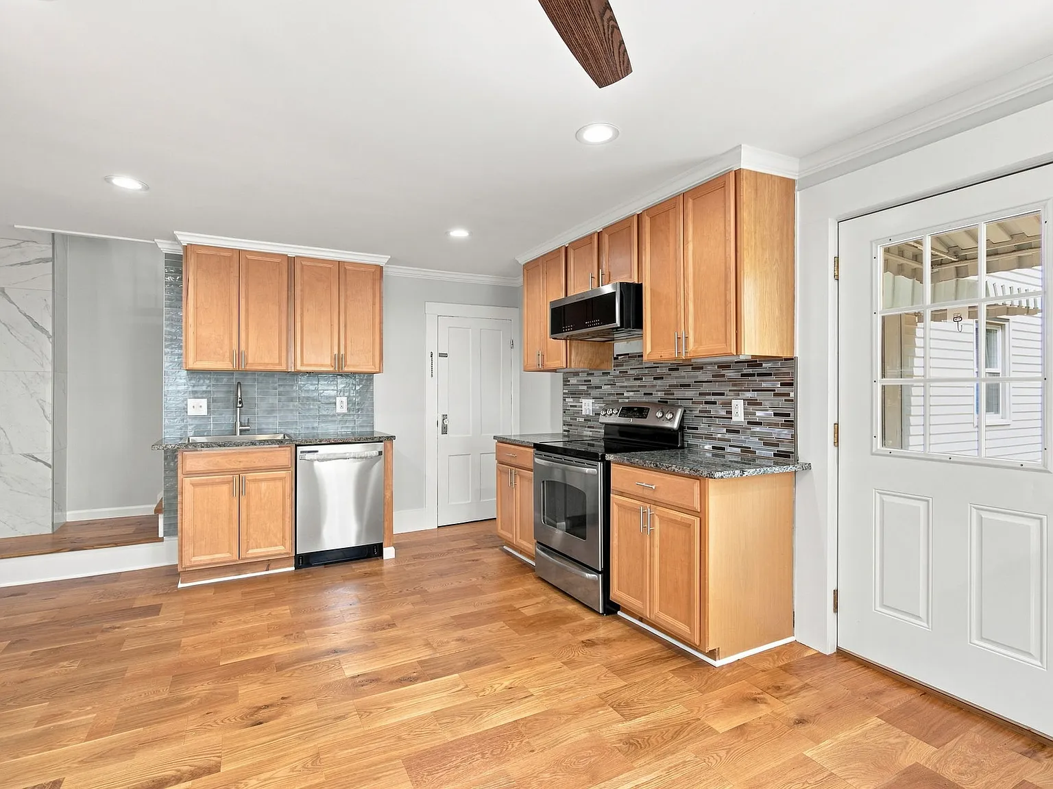 3 bed, 1.5 bath, 1300 sqft, $2,500 — Photo 4