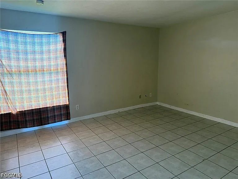 1131 S Loop Blvd — Photo 5