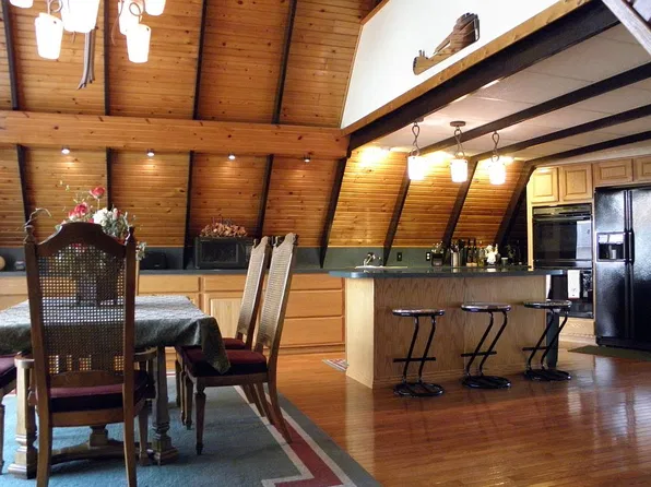 46000 Edgewater Dr, Chesterfield, MI 48047