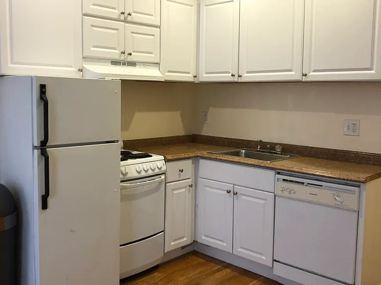 30 Phillips St #1 — Photo 1
