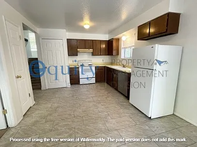 1341 E Merritt Cir