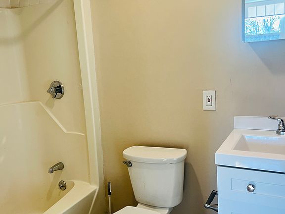 4th image of 300 Essex St APT 5