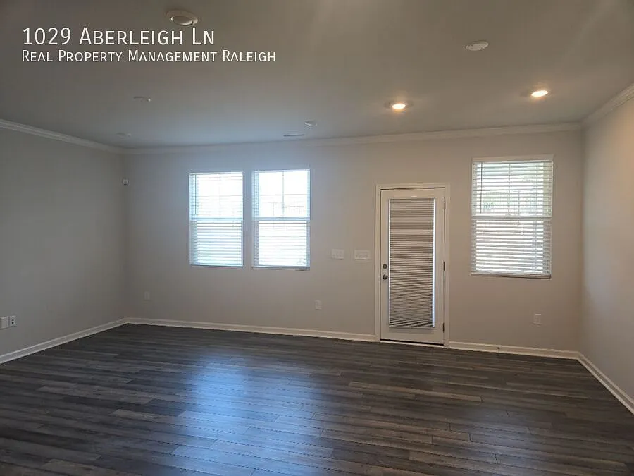 3 bed, 2.5 bath, 1877 sqft, $2,100 — Photo 3