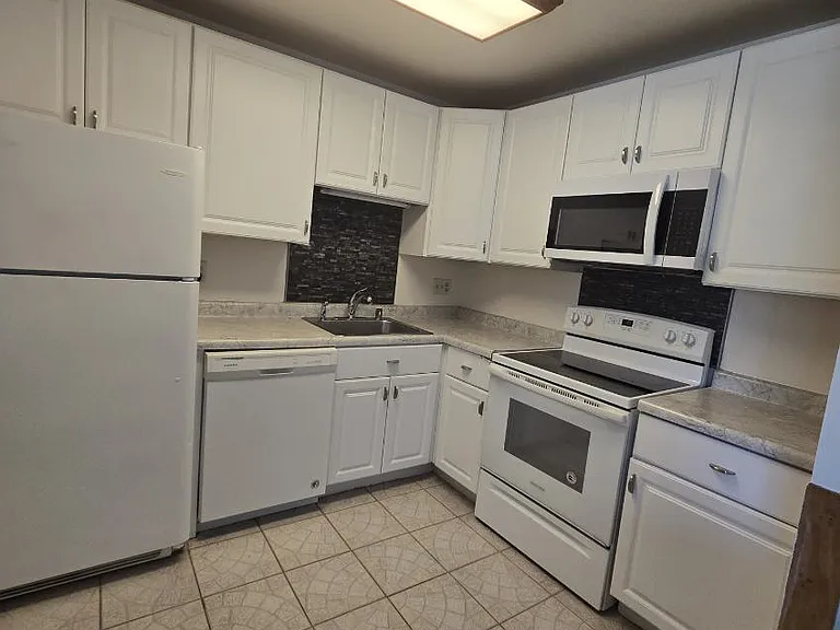 9020 N Park Plaza Ct — Photo 12