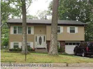 2 Iroquois Pl, Lakewood, NJ 08701