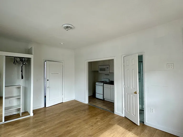 707 N Ridgewood Pl #211 — Photo 6