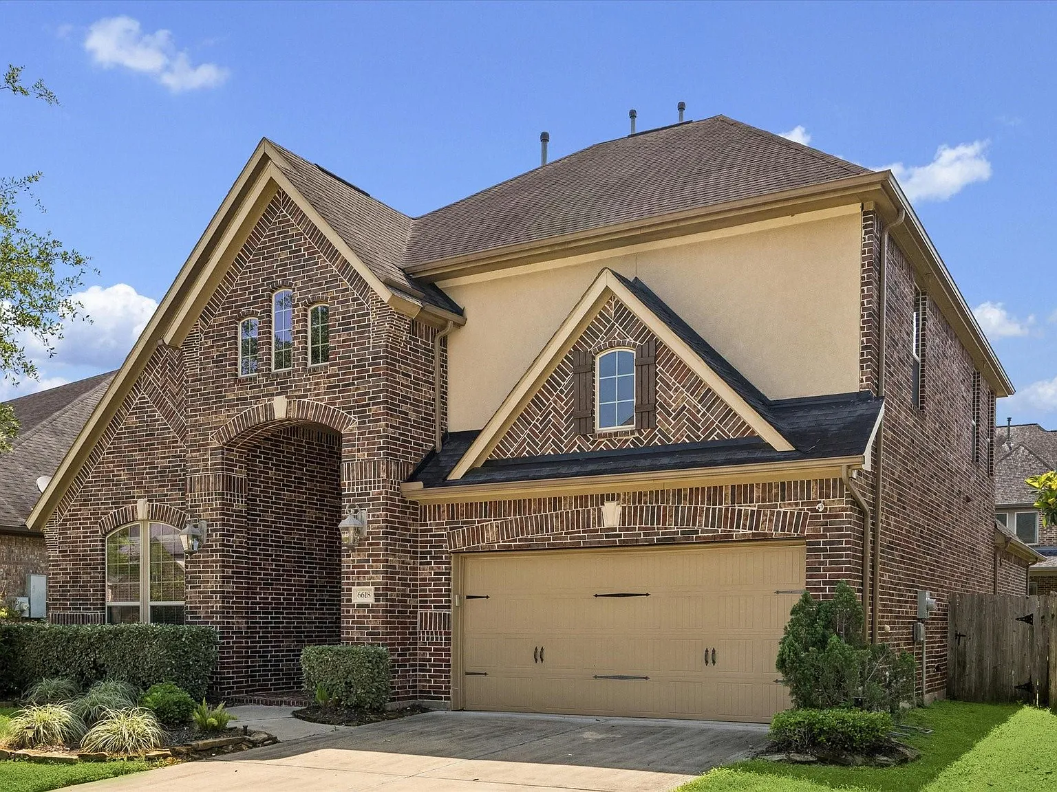 5 bed, 4.5 bath, 3357 sqft, $3,700 — Photo 2