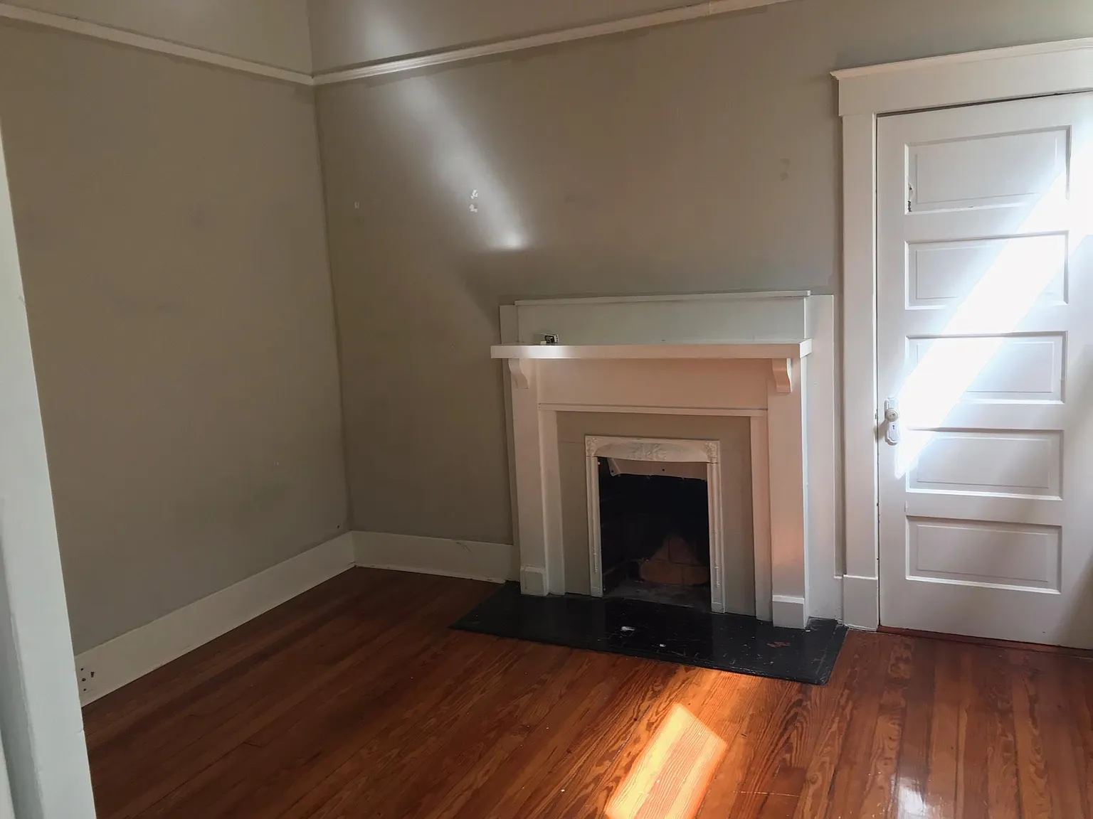 211 W 36th St — Photo 2