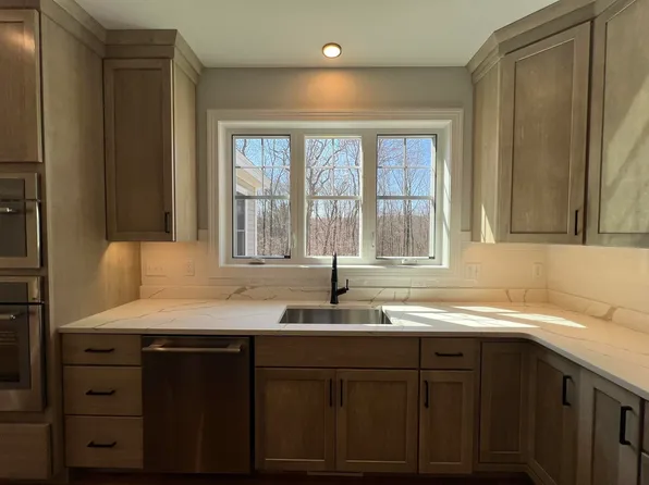 198 Sage Lane, Portsmouth, NH 03801