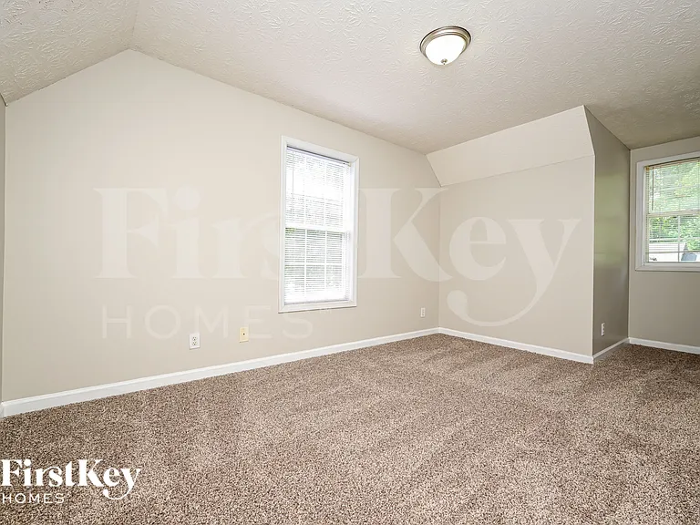 724 Westbury Dr — Photo 7