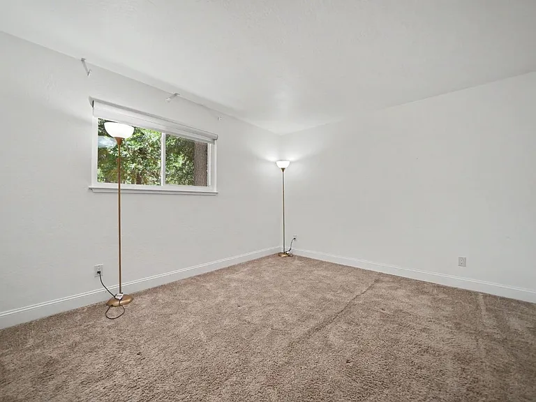 16932 McKenzie Dr — Photo 19