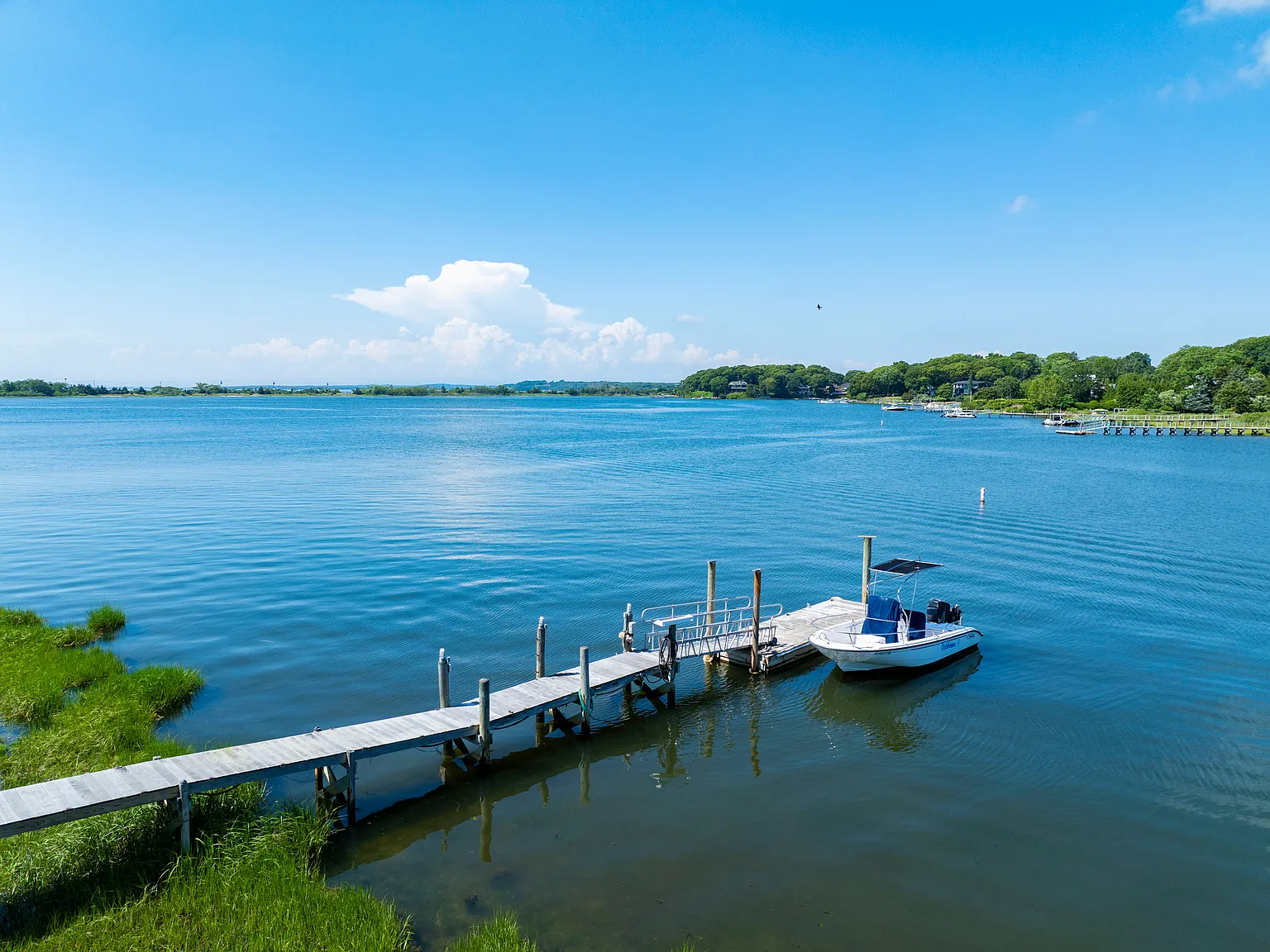 Incredible Private Sag Harbor Waterfront 3 bedroom with dock — Photo 3