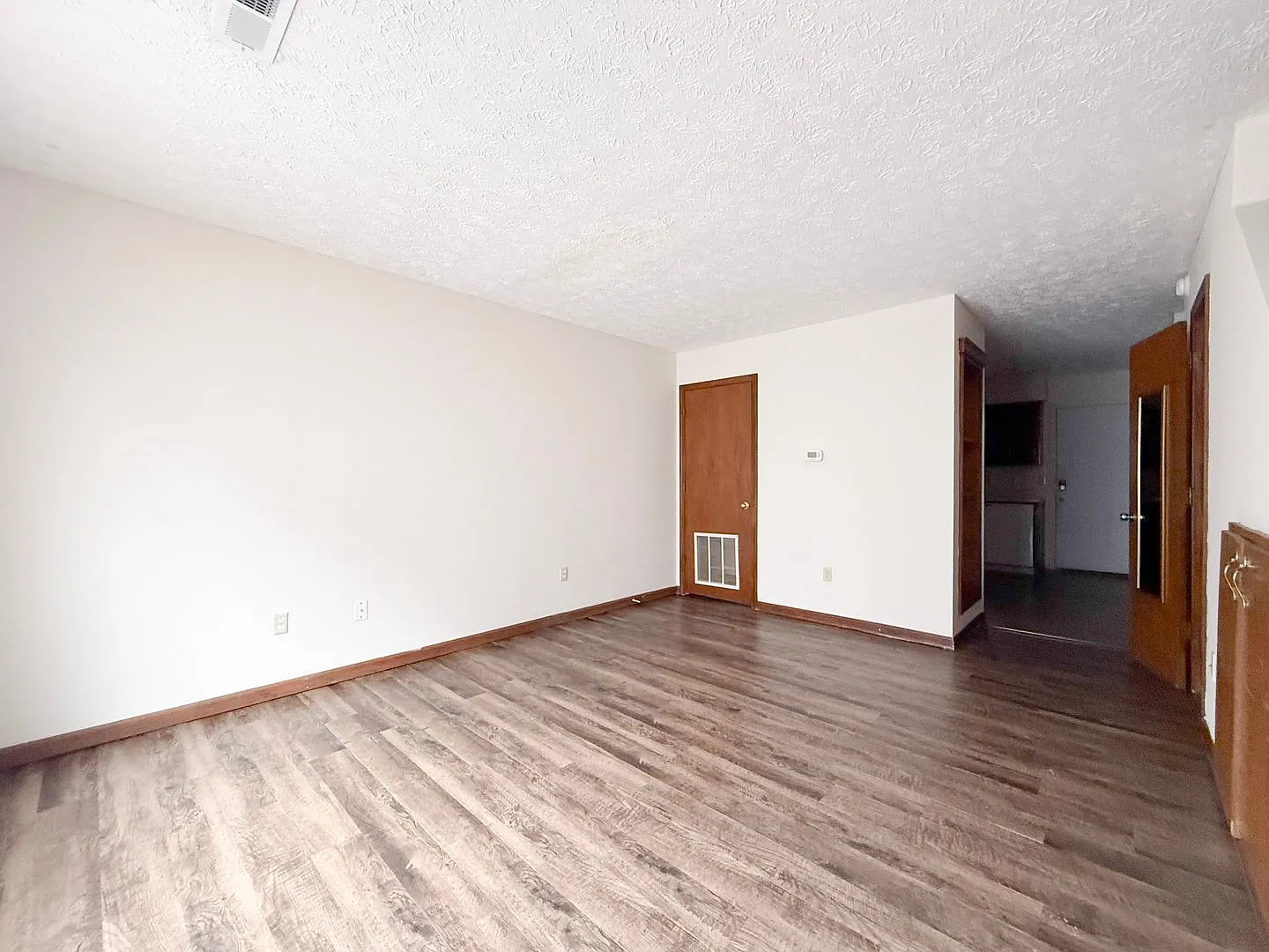 492 W 9th St — Photo 2