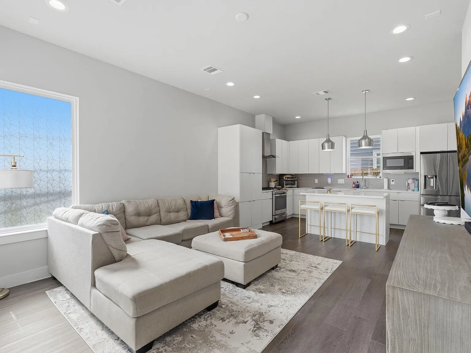 3 bed, 2.5 bath, 1582 sqft, $2,100 — Photo 4