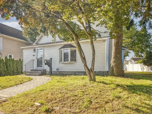 462 Secatogue Avenue, Farmingdale, NY 11735