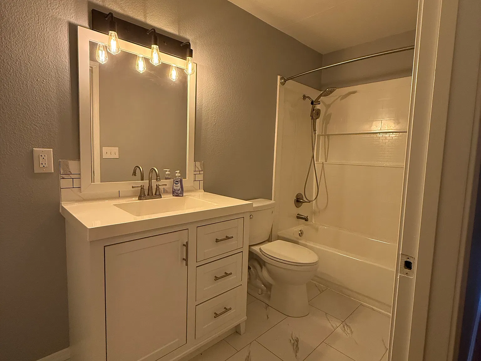 1210 Valley St — Photo 3