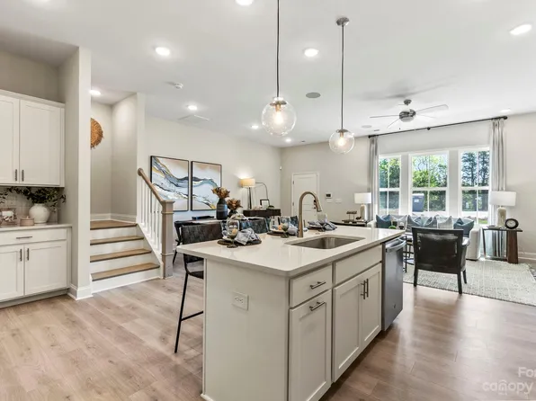 5757 Coulee Ln, Charlotte, NC 28215