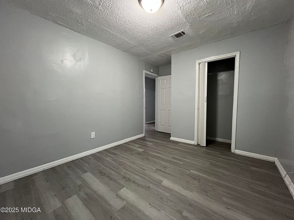 2nd image of 2738 Bryant Pl