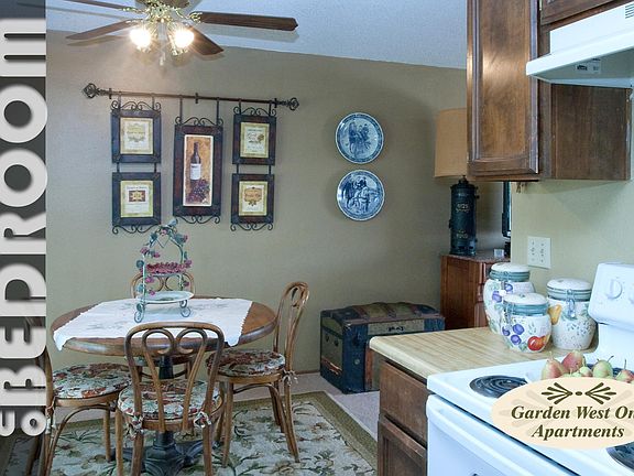 kitchen to dinning room 