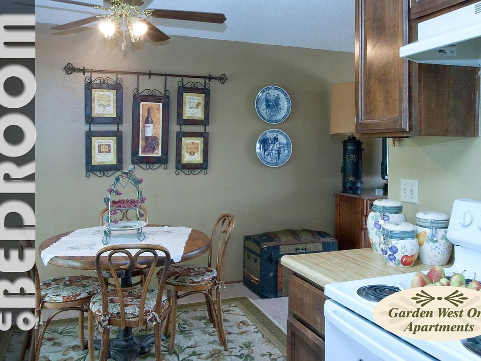 kitchen to dinning room 