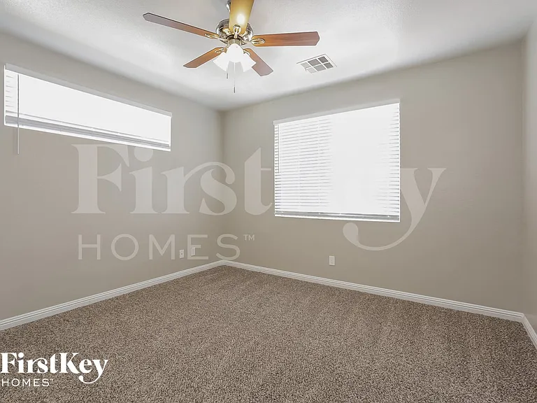 8717 W Rochelle Ave — Photo 10