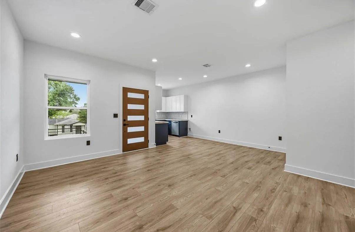 3 bed, 2.0 bath, 1300 sqft, $1,800 — Photo 3