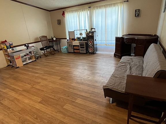 3rd image of 100 Windsor Ln
