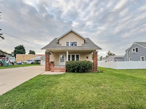 105 3rd Ave SW, Waukon, IA 52172