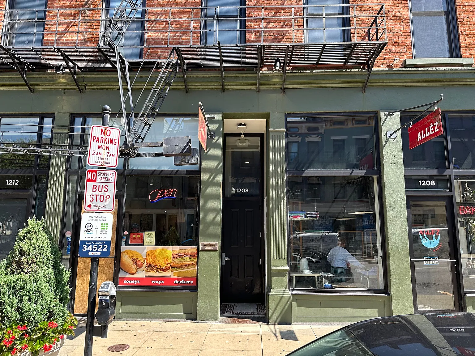 1208 Main St — Photo 3
