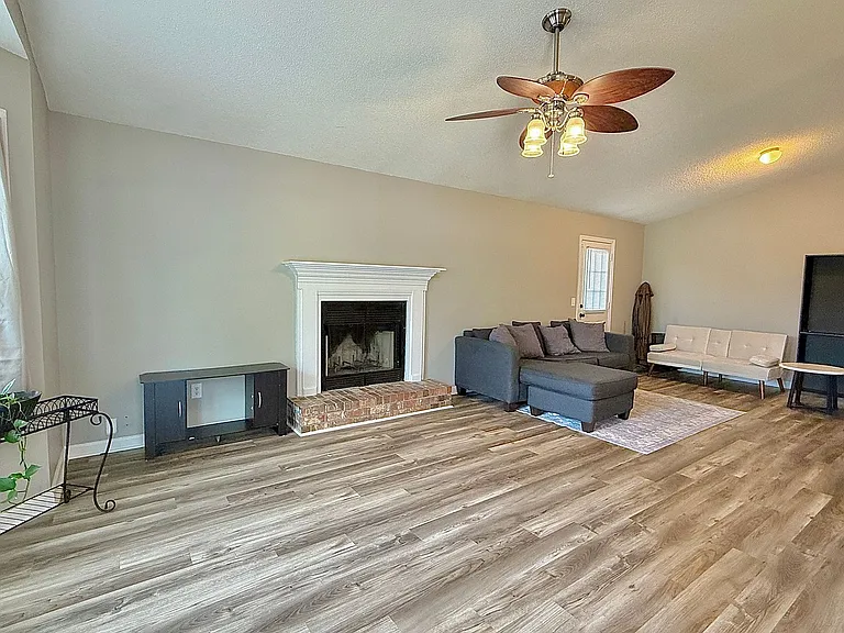 1233 Riyadh Rd — Photo 2