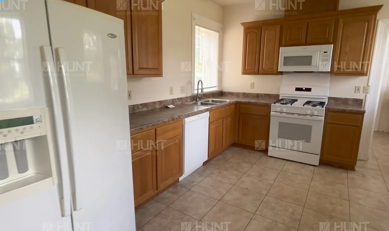 3 bed, 2.5 bath, 2505 sqft, $2,298 — Photo 3