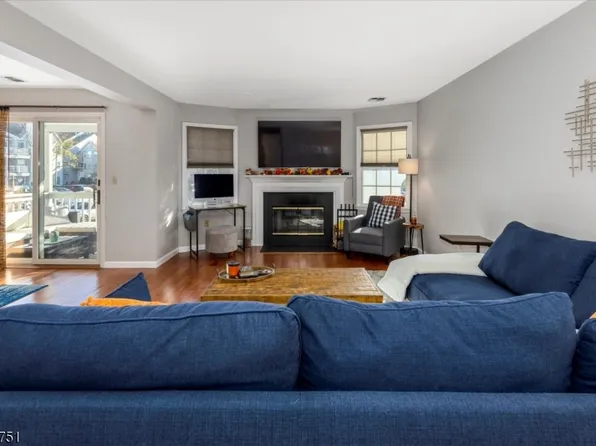 20 Amethyst Ln, Paterson City, NJ 07501